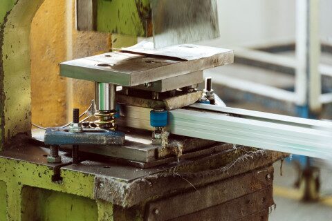 Extrusion d'un profilé en aluminium