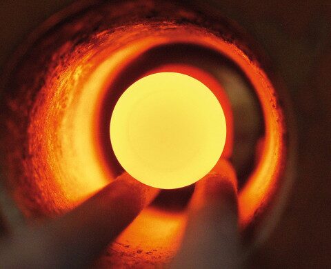 Glühender Stahlbolzen in Induktionsanlage