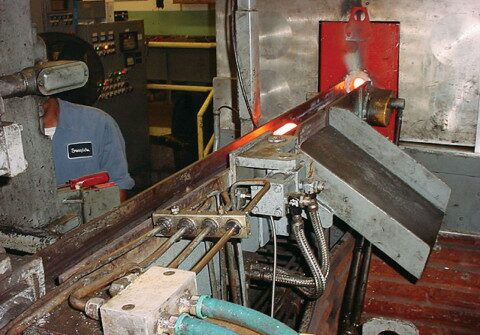 Schleuse zum Aussortieren der Bolzen mit zu niedriger oder zu hoher Temperatur.