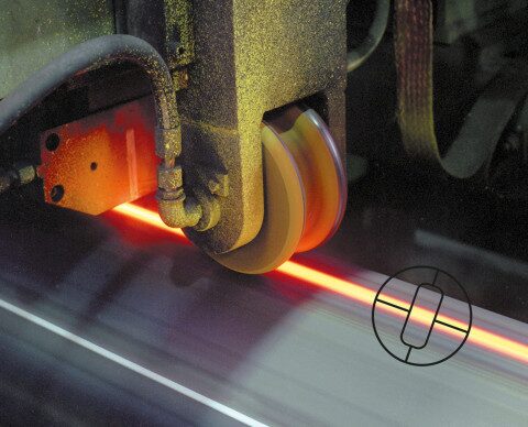 Mientras el hilo oscile dentro del campo de medición, es posible realizar una medición correcta.