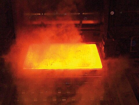 図 7 圧延機では、水蒸気やスケールにより極端な測定条件が発生します。