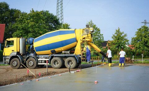 Concrete mixing vehicle